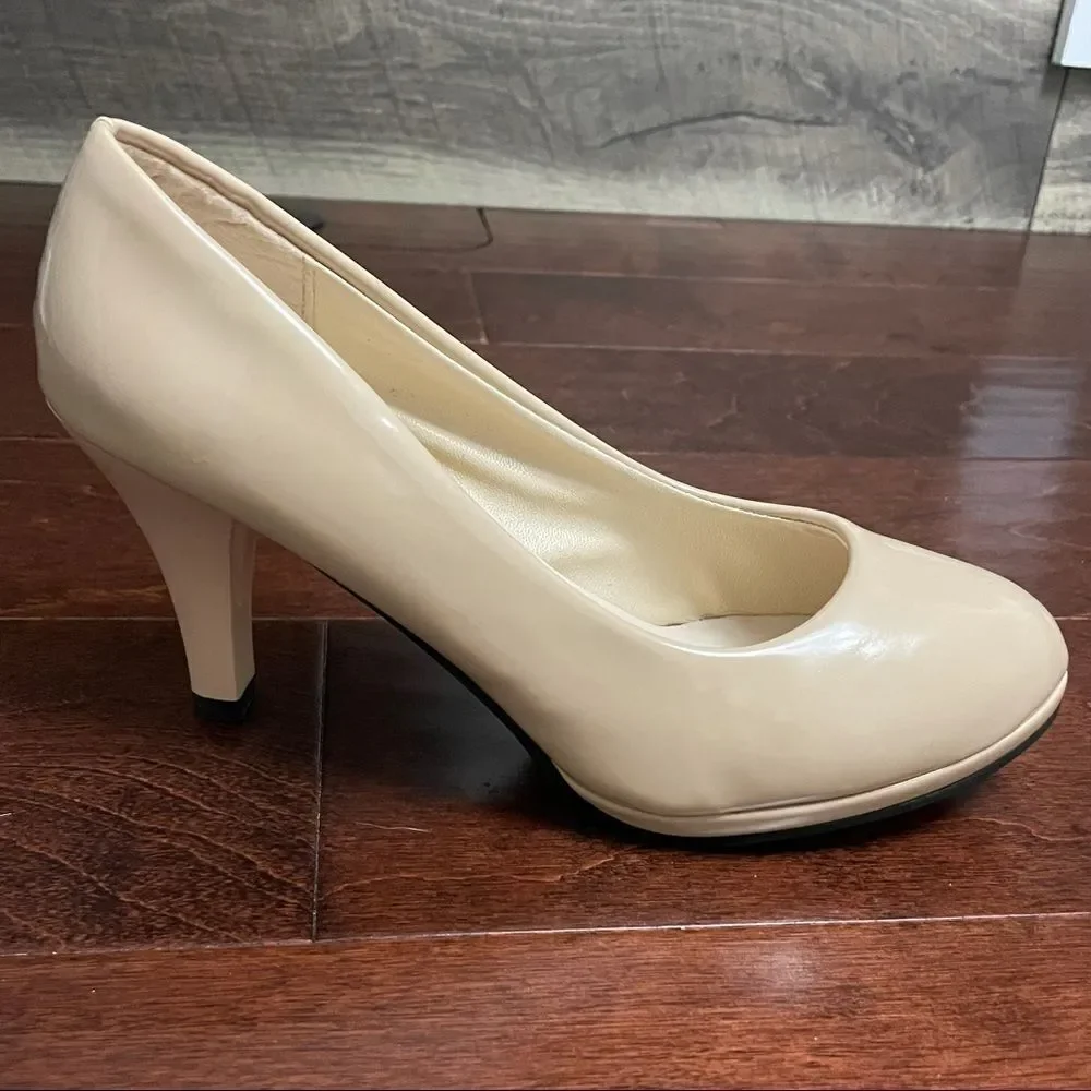 Shishang Jinzi Closed Toe Pump Shoe Beige Size 40 euro US 8.5